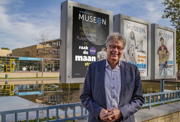 Peter de Haan voor het Museon