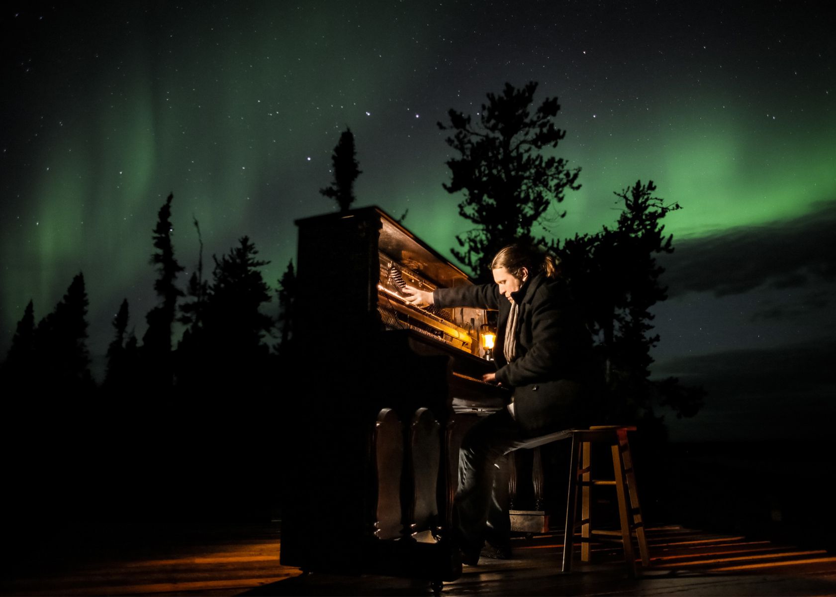 Roman Zavada speelt piano vóór filmbeelden van het Noorderlicht