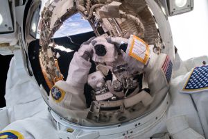 Astronaut maakt een selfie