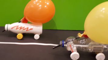 Raceauto van een plastic en ballon